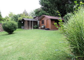 Garten mit Gartenhütte